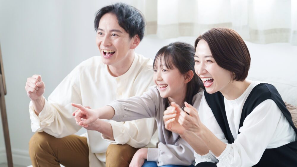 親子でリラックスしている写真