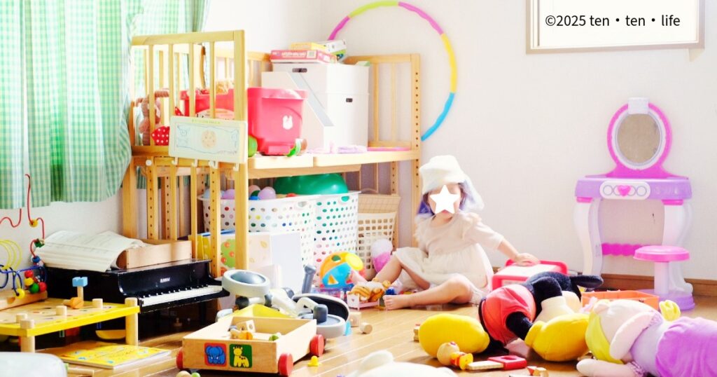 おもちゃ散らかっている子供部屋の写真