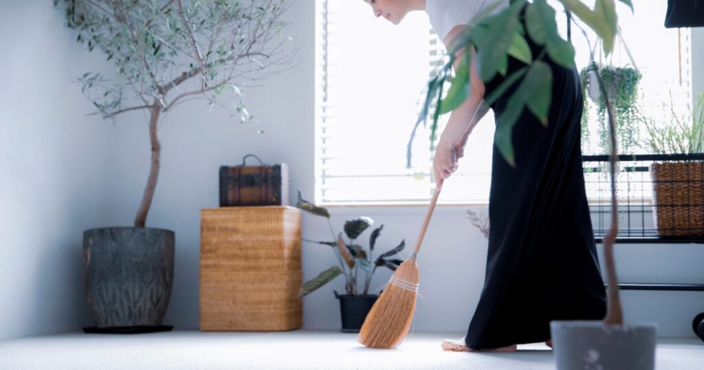 掃除をしている女性の写真