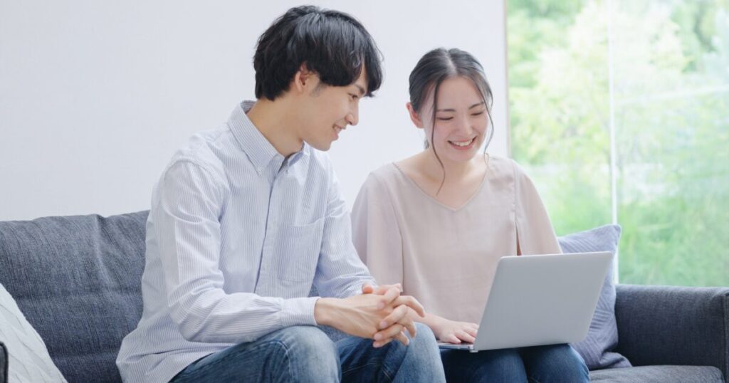 夫婦で引っ越しスケジュール表を作成している写真