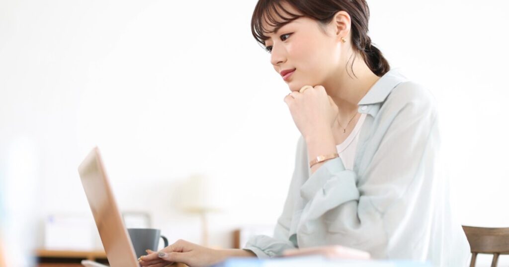 キャリアについて考える女性